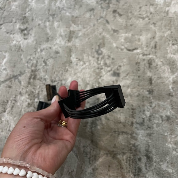 StarTech.com 4x SATA Power Splitter Adapter Cable - Picture 6 of 7